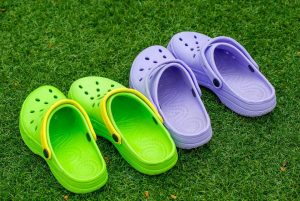 Chaussures Crocs voici pourquoi vous devriez éviter d’en porter